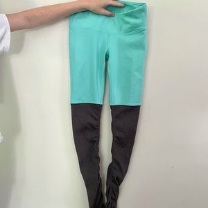 ALO YOGA GODDESS LEGGINGS (teal and grey)